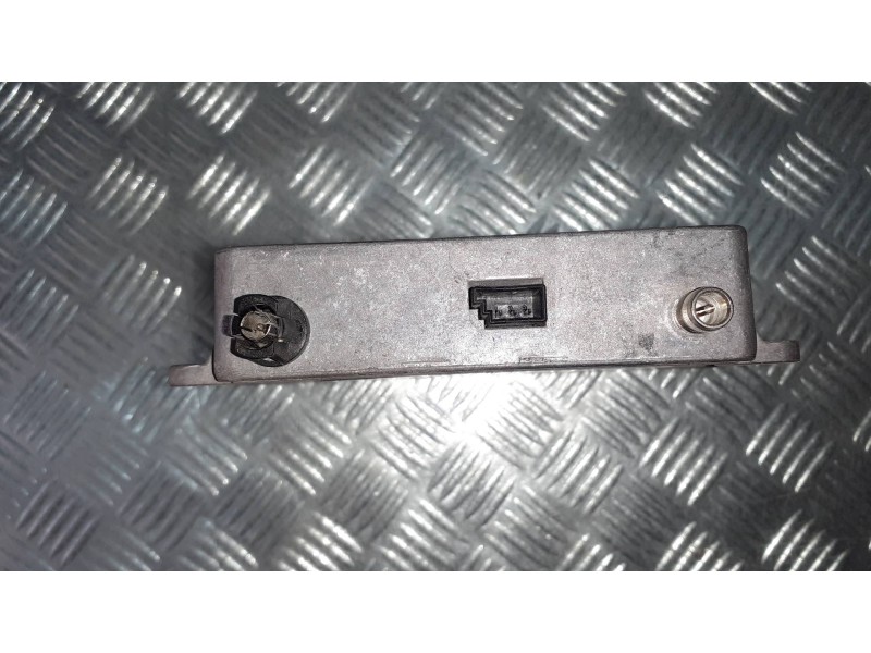 Recambio de amplificador de antena para mercedes-benz clase c (w203) berlina referencia OEM IAM 2038201785  3 PINES