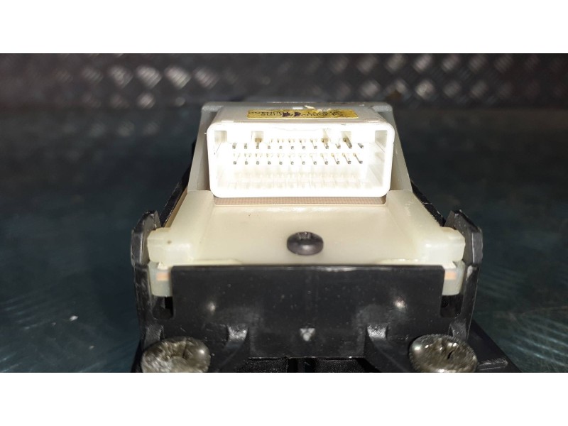 Recambio de mando elevalunas delantero izquierdo para toyota avensis berlina (t25) referencia OEM IAM 8482005100  