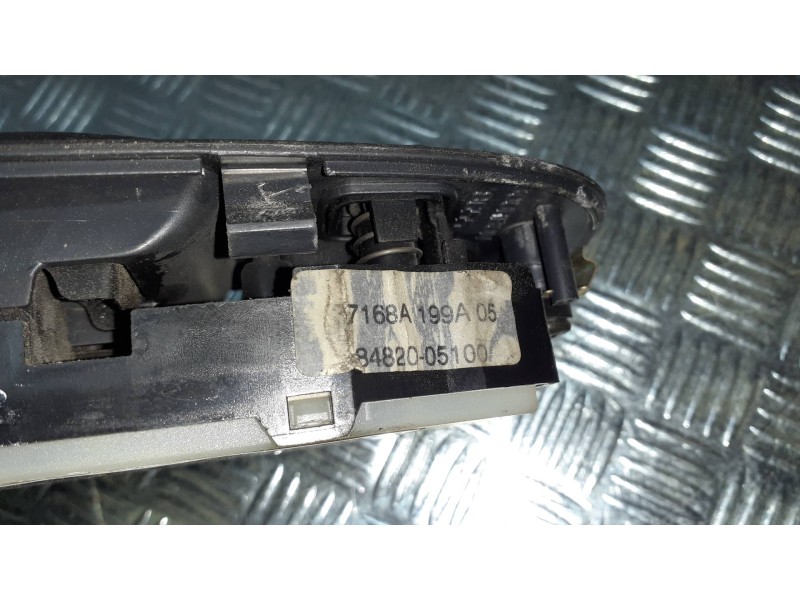 Recambio de mando elevalunas delantero izquierdo para toyota avensis berlina (t25) referencia OEM IAM 8482005100  