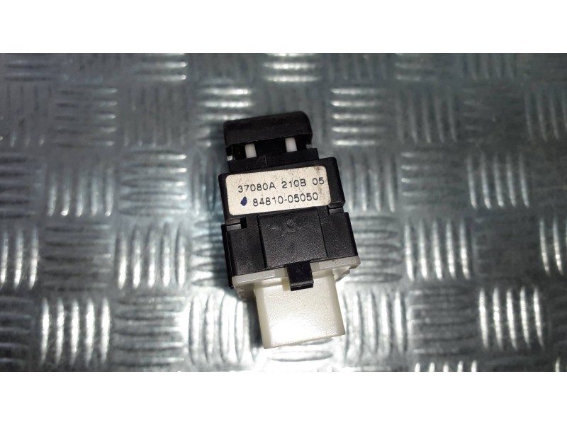 Recambio de mando elevalunas delantero derecho para toyota avensis berlina (t25) referencia OEM IAM 8481005050  5 PINES