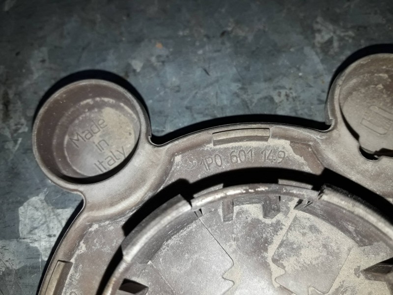 Recambio de tapacubos para seat leon (1p1) referencia OEM IAM 1P0601149  2 TAPACUBOS