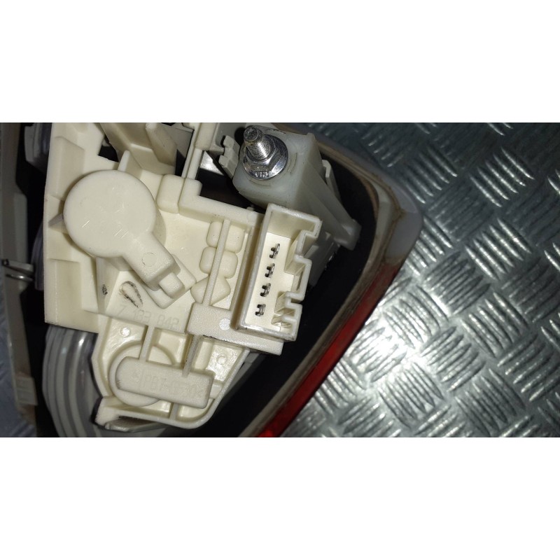 Recambio de piloto trasero derecho interior para bmw serie 3 berlina (e90) referencia OEM IAM 276402  4 PINES