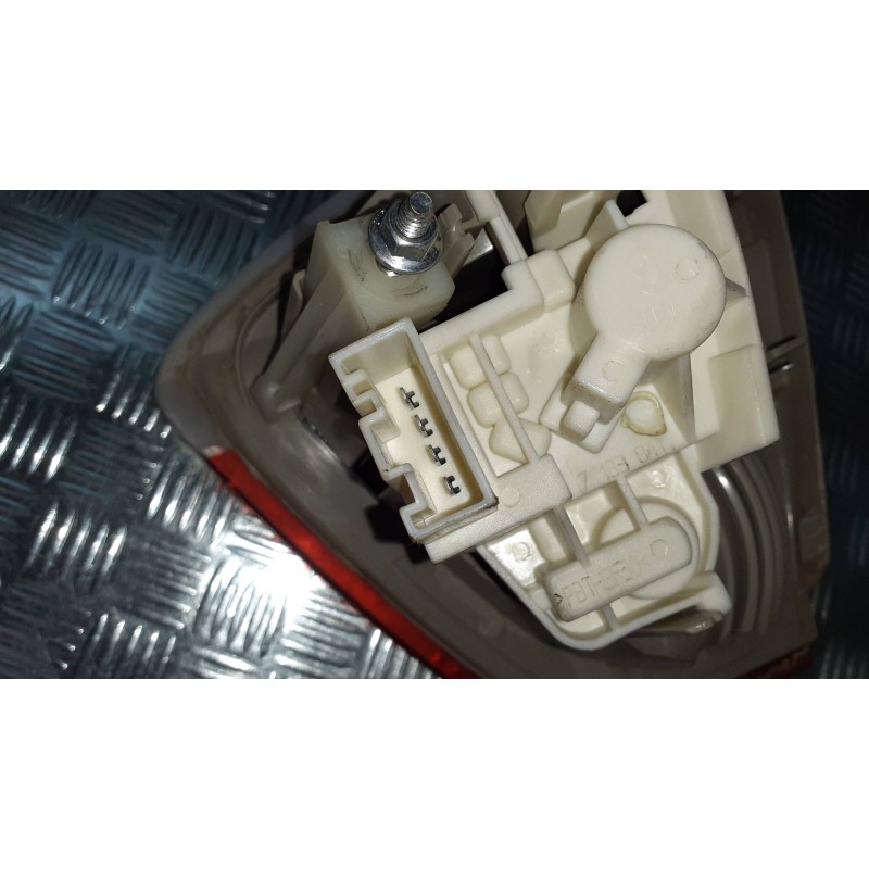 Recambio de piloto trasero izquierdo interior para bmw serie 3 berlina (e90) referencia OEM IAM 276401  4 PINES