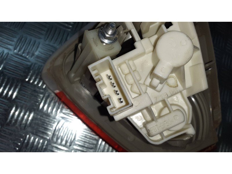 Recambio de piloto trasero izquierdo interior para bmw serie 3 berlina (e90) referencia OEM IAM 276401  4 PINES