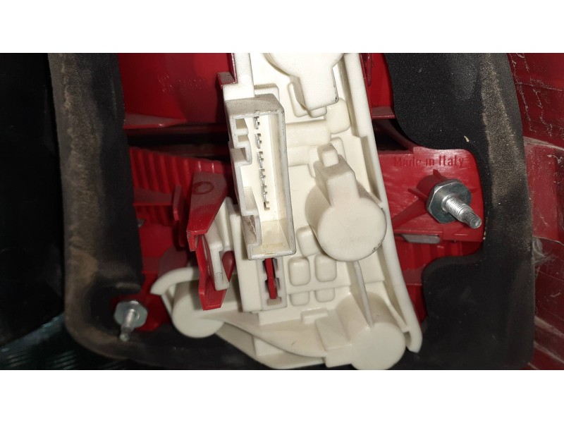 Recambio de piloto trasero izquierdo para bmw serie 3 berlina (e90) referencia OEM IAM 276301  5 PINES