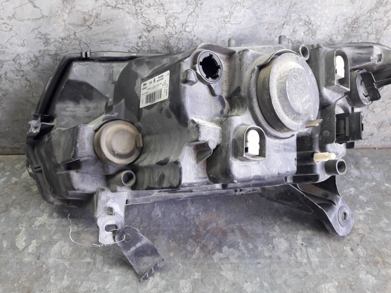 Recambio de faro derecho para dacia sandero referencia OEM IAM 260107615R 9002995 