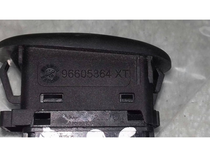 Recambio de mando elevalunas delantero derecho para citroen c3 1.1 collection referencia OEM IAM 96605364XT  