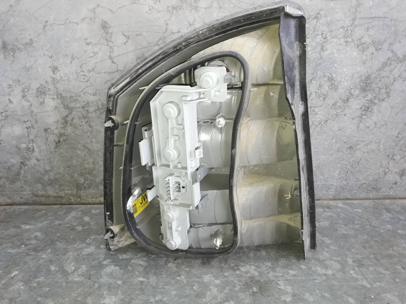 Recambio de piloto trasero derecho para opel vectra c berlina referencia OEM IAM 13131002  