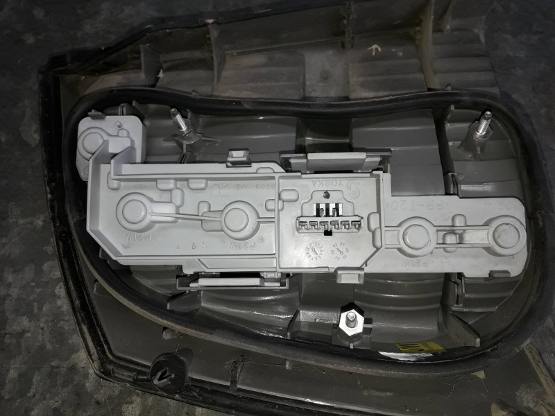 Recambio de piloto trasero derecho para opel vectra c berlina referencia OEM IAM 13131002  