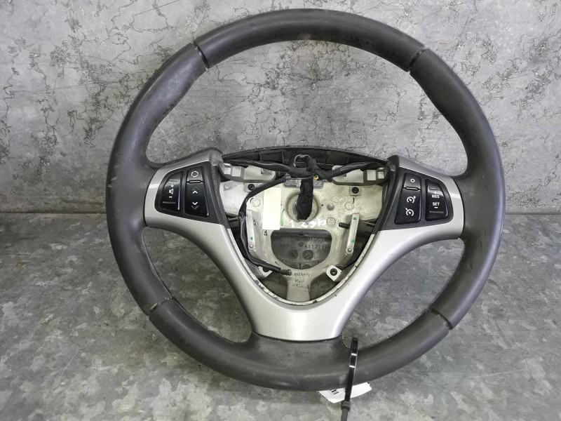 Recambio de volante para hyundai i30cw referencia OEM IAM 6112186C  