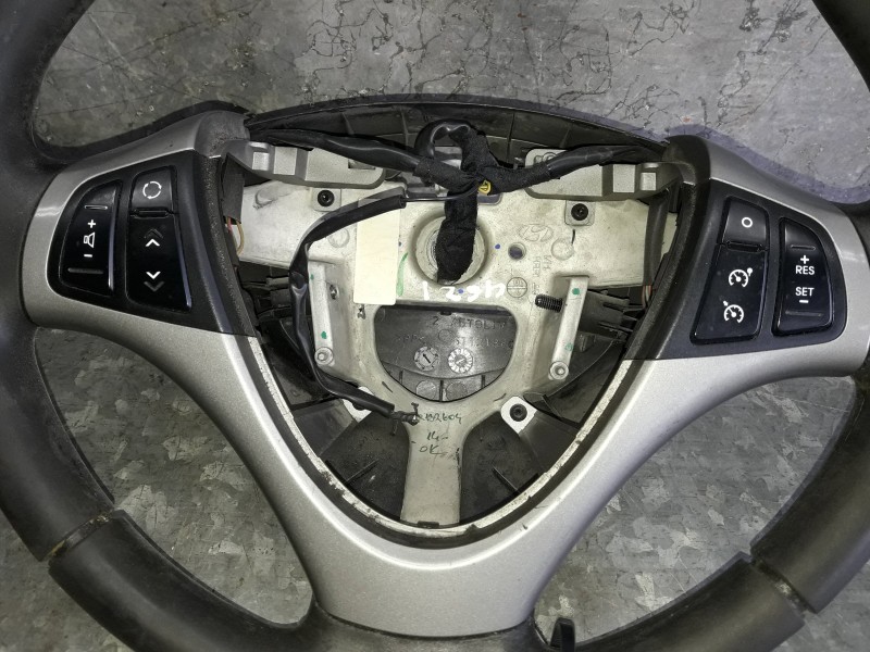 Recambio de volante para hyundai i30cw referencia OEM IAM 6112186C  