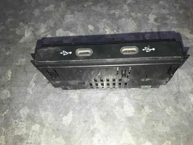 Recambio de cargador movil para cupra leon (kl1) referencia OEM IAM 5NA035736  