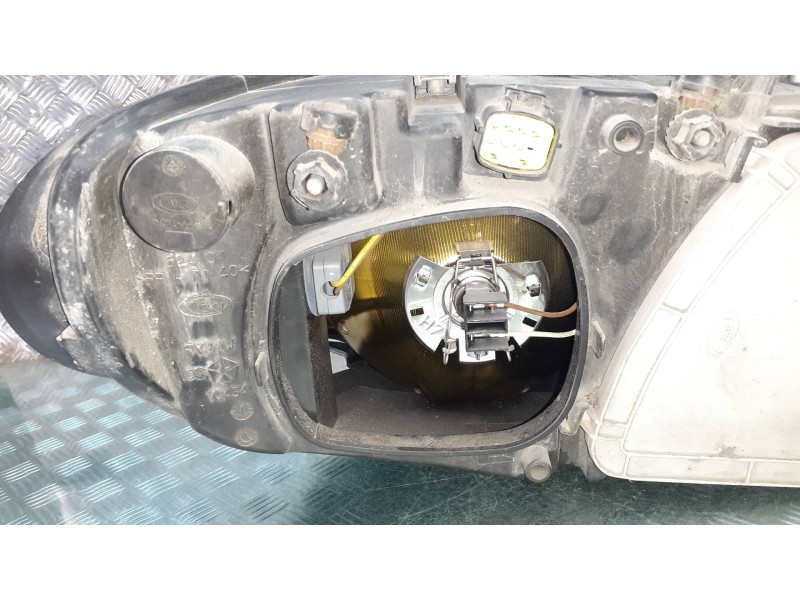 Recambio de faro izquierdo para chrysler voyager (rg) referencia OEM IAM 04857831AC  6240100000