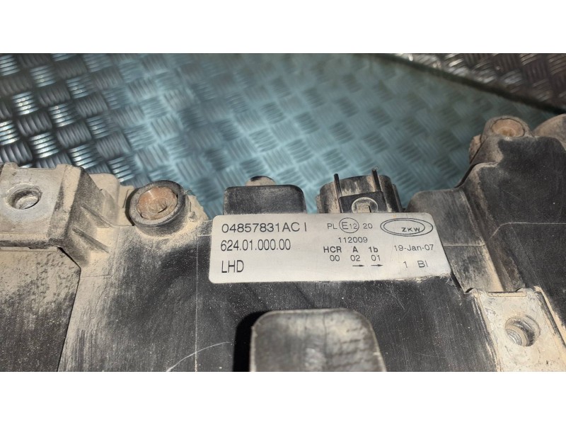 Recambio de faro izquierdo para chrysler voyager (rg) referencia OEM IAM 04857831AC  6240100000