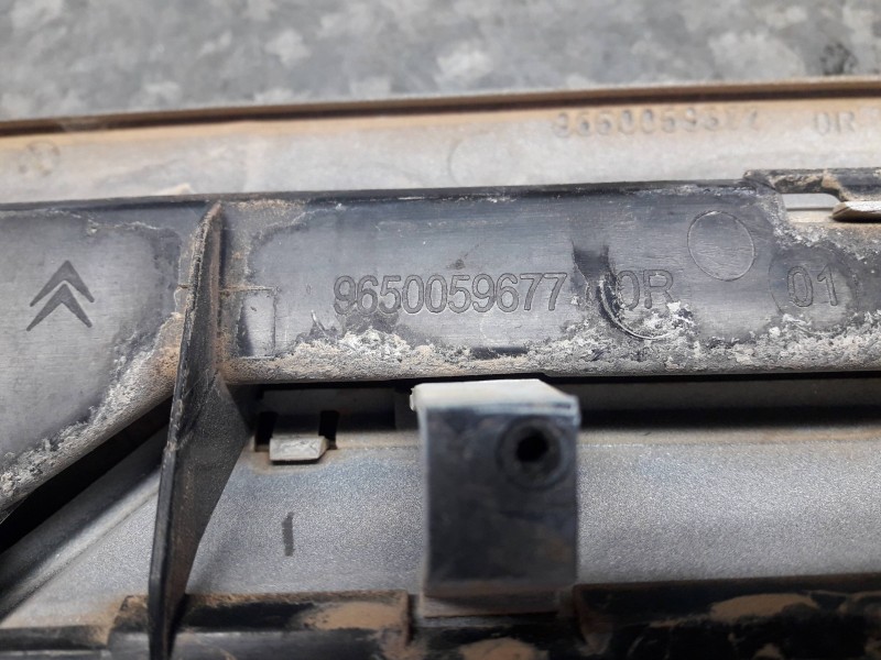 Recambio de rejilla delantera para citroen xsara picasso 2.0 hdi sx referencia OEM IAM 9650059677  