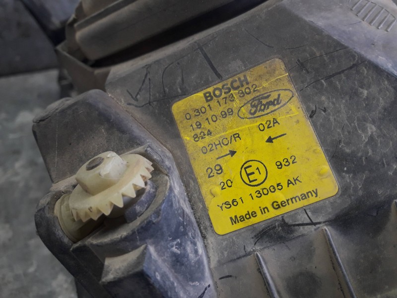 Recambio de faro derecho para ford fiesta berlina (dx) referencia OEM IAM 0301173302  