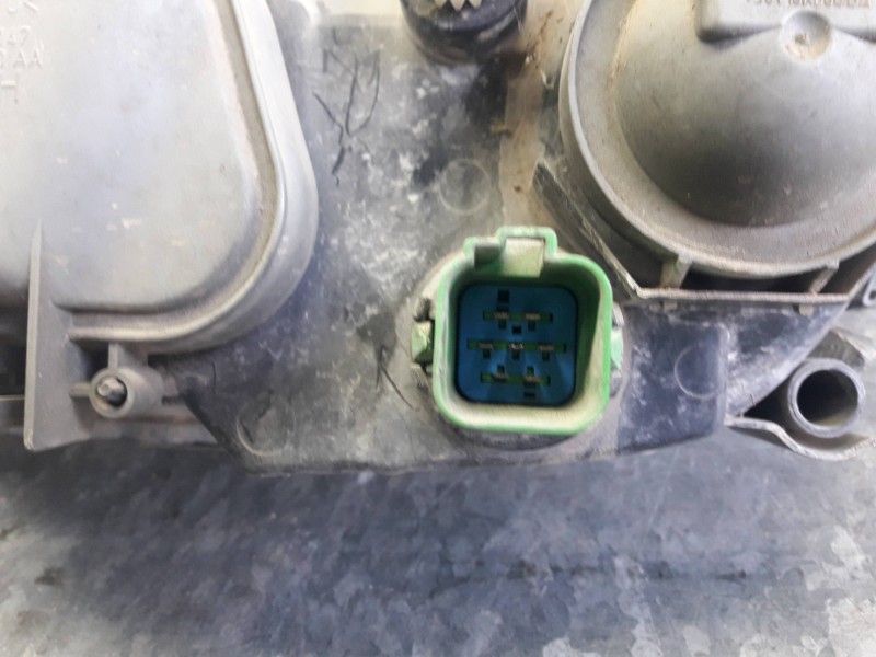 Recambio de faro derecho para ford fiesta berlina (dx) referencia OEM IAM 0301173302  