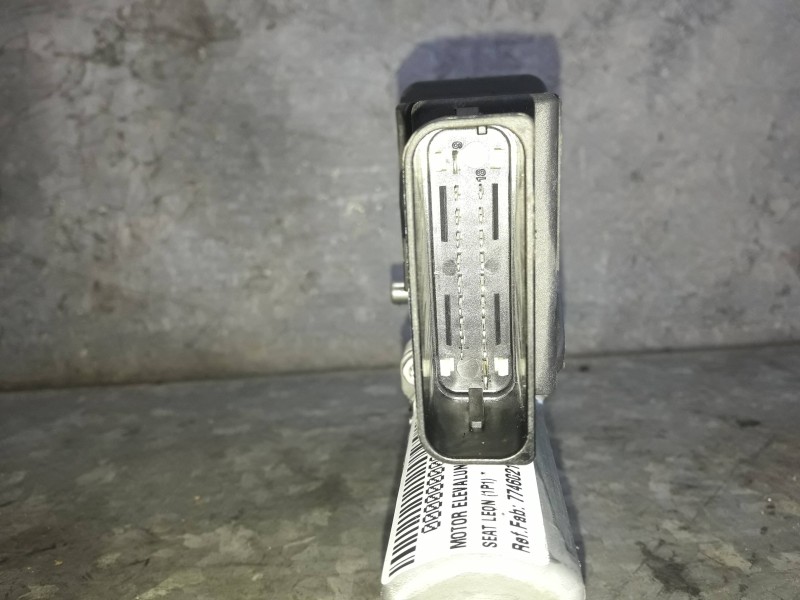 Recambio de motor elevalunas trasero izquierdo para seat leon (1p1) referencia OEM IAM 7746021700 E840311207 12017330