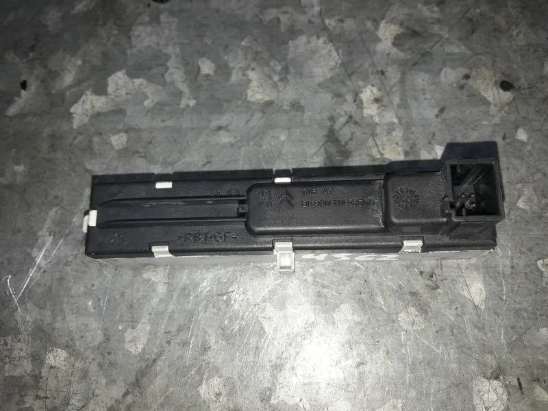 Recambio de pantalla multifuncion para peugeot 207 referencia OEM IAM   