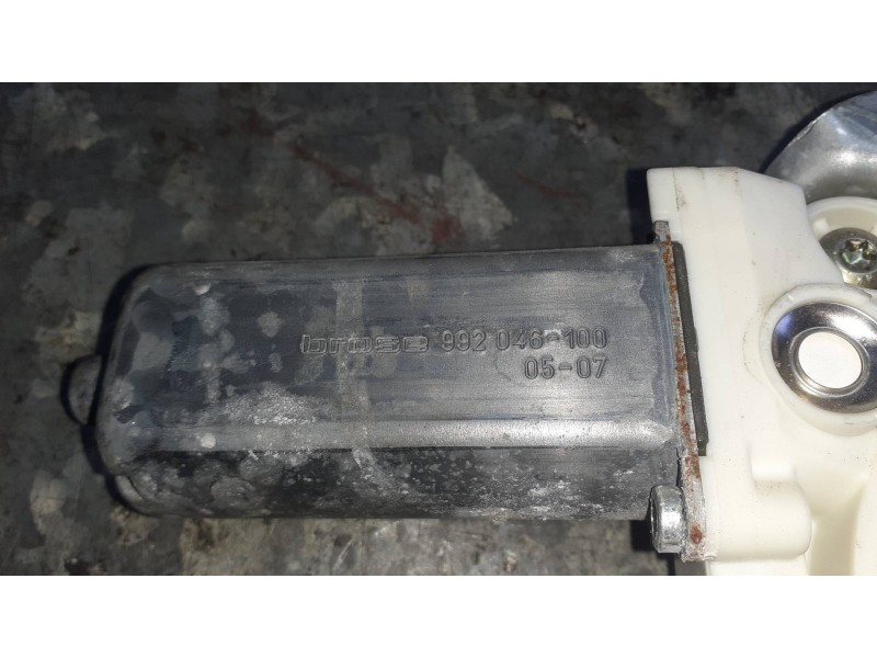 Recambio de elevalunas delantero derecho para toyota avensis berlina (t25) referencia OEM IAM 994024 ELECTRICO CON MOTOR