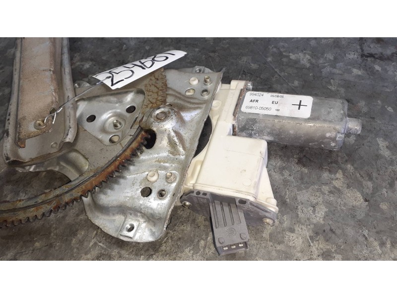 Recambio de elevalunas delantero derecho para toyota avensis berlina (t25) referencia OEM IAM 994024 ELECTRICO CON MOTOR
