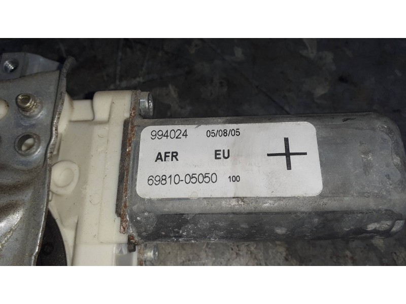 Recambio de elevalunas delantero derecho para toyota avensis berlina (t25) referencia OEM IAM 994024 ELECTRICO CON MOTOR