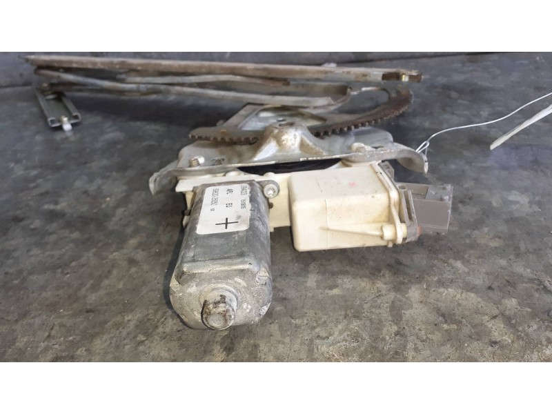 Recambio de elevalunas delantero izquierdo para toyota avensis berlina (t25) referencia OEM IAM 6982005050 ELECTRICO CON MOTOR