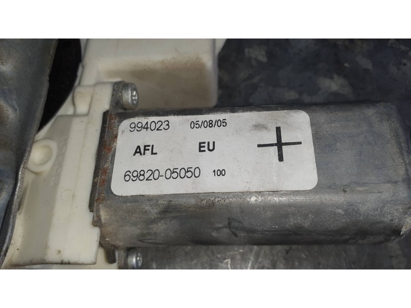 Recambio de elevalunas delantero izquierdo para toyota avensis berlina (t25) referencia OEM IAM 6982005050 ELECTRICO CON MOTOR