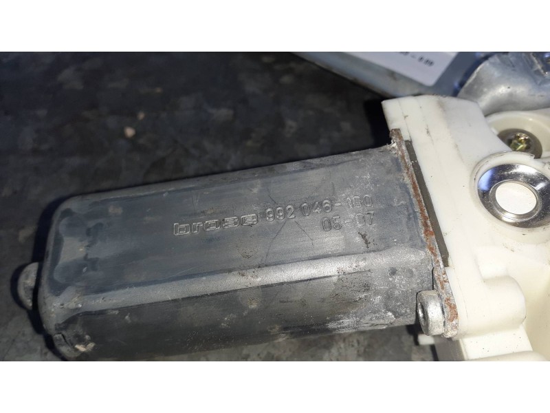 Recambio de elevalunas trasero izquierdo para toyota avensis berlina (t25) referencia OEM IAM 6984005100 ELECTRICO CON MOTOR