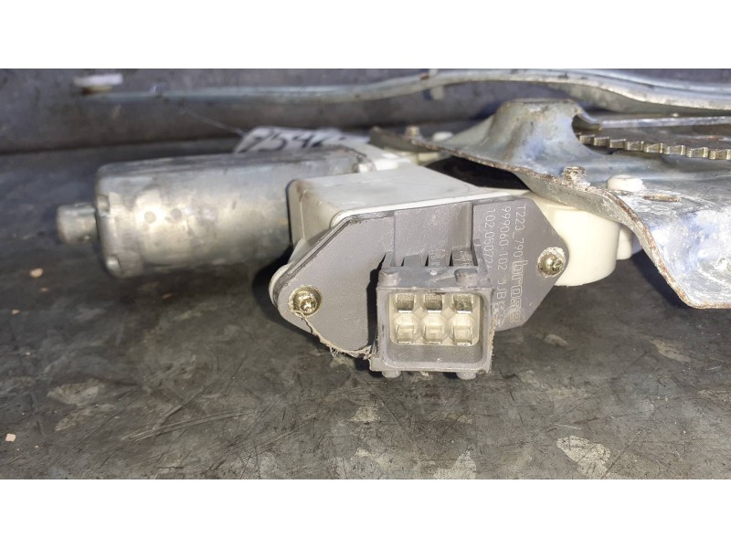 Recambio de elevalunas trasero derecho para toyota avensis berlina (t25) referencia OEM IAM 992045100 ELECTRICO CON MOTOR