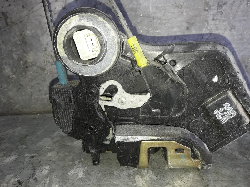 Recambio de cerradura puerta trasera derecha para toyota avensis berlina (t25) referencia OEM IAM   