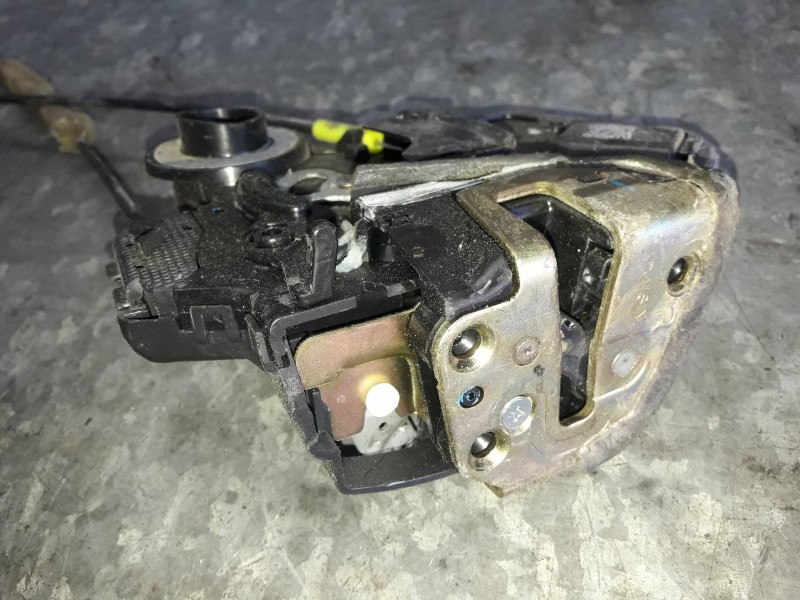 Recambio de cerradura puerta trasera derecha para toyota avensis berlina (t25) referencia OEM IAM   