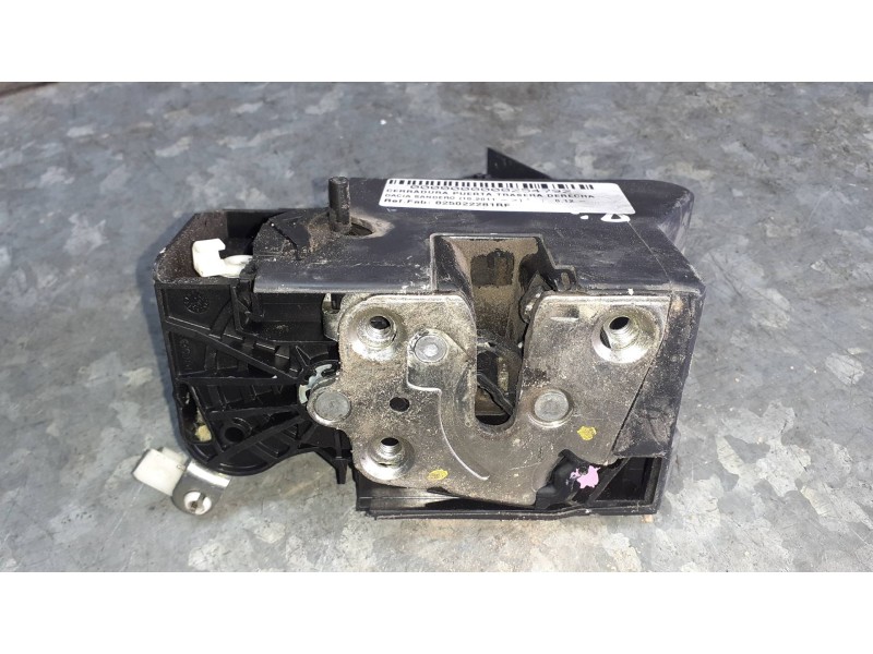 Recambio de cerradura puerta trasera derecha para dacia sandero referencia OEM IAM 825022281RF  