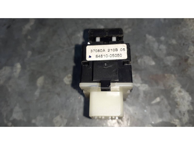 Recambio de mando elevalunas trasero izquierdo para toyota avensis berlina (t25) referencia OEM IAM 37080A210B05 8481005050 