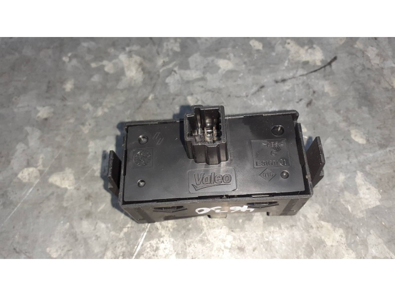 Recambio de warning para dacia sandero referencia OEM IAM E3160101 252905668RB 