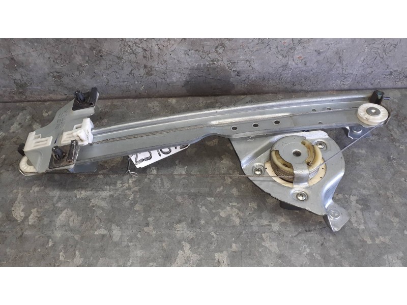 Recambio de elevalunas trasero izquierdo para dacia duster ambiance 4x2 referencia OEM IAM 8200733833E ELECTRICO CON MOTOR