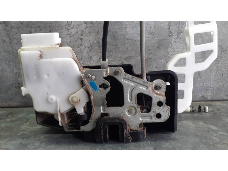 Recambio de cerradura puerta delantera derecha para kia carens (un) referencia OEM IAM 313201D020  