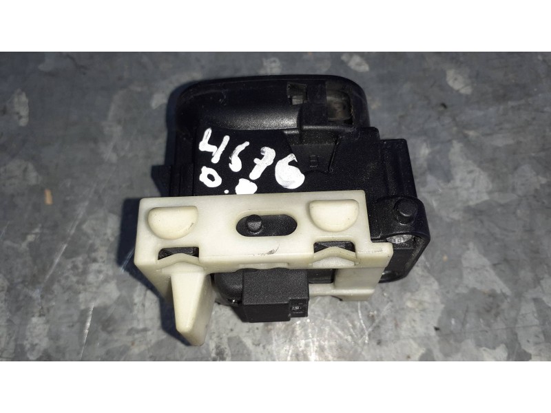 Recambio de mando elevalunas delantero derecho para mercedes-benz clase c (w203) berlina referencia OEM IAM A2038200210 501807 1