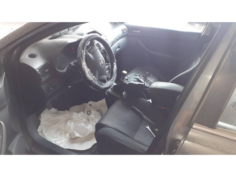 toyota avensis berlina (t25) del año 2005