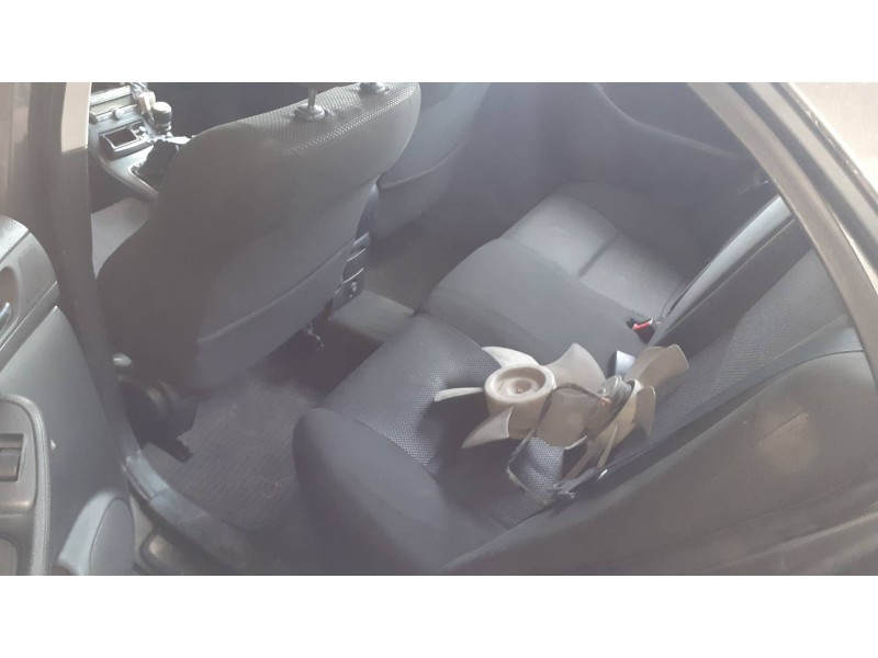 toyota avensis berlina (t25) del año 2005