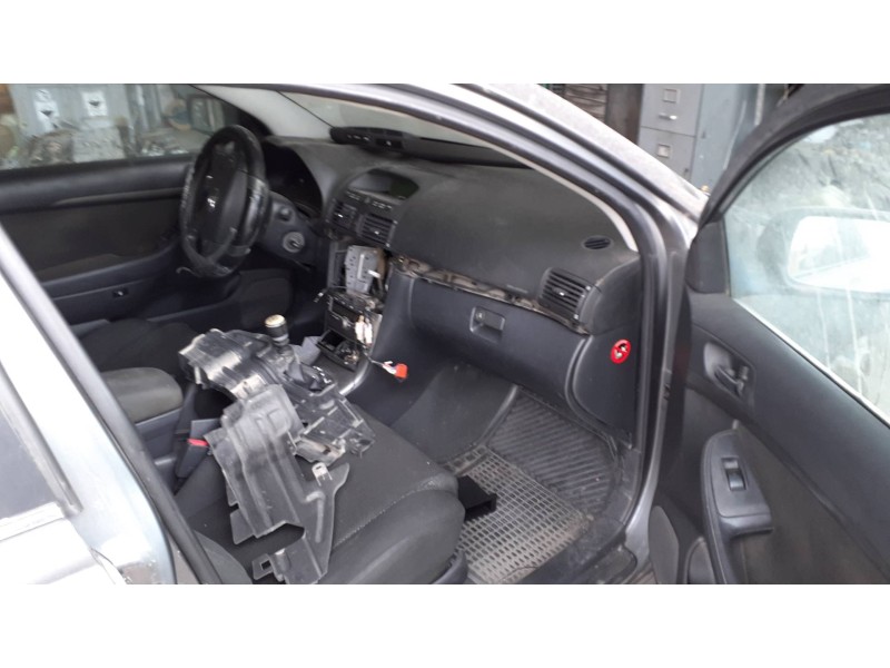 toyota avensis berlina (t25) del año 2005