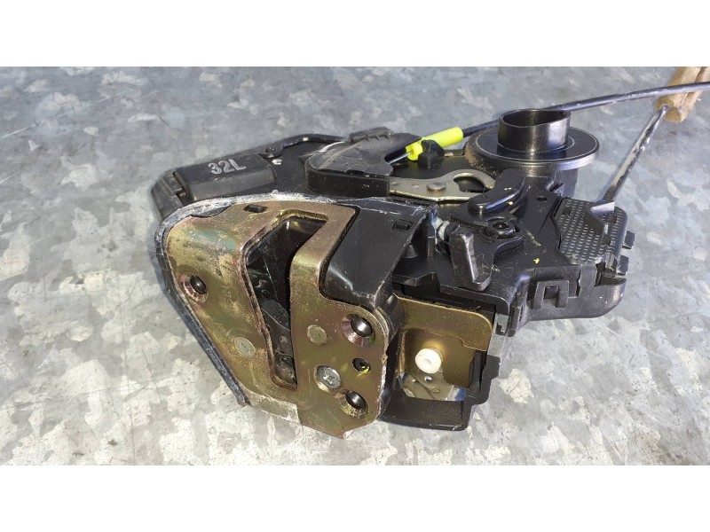 Recambio de cerradura puerta trasera izquierda para toyota avensis berlina (t25) referencia OEM IAM   