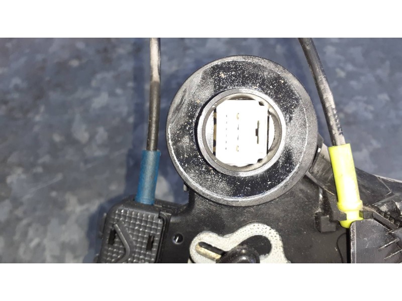 Recambio de cerradura puerta trasera derecha para toyota avensis berlina (t25) referencia OEM IAM 32R F215 