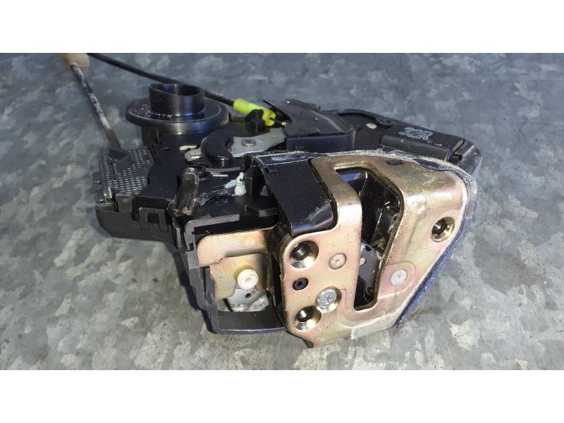 Recambio de cerradura puerta trasera derecha para toyota avensis berlina (t25) referencia OEM IAM 32R F215 