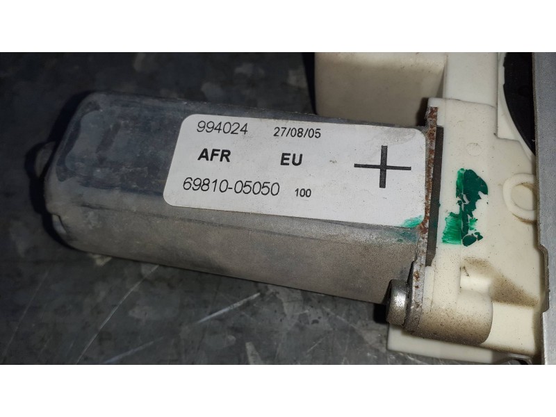 Recambio de elevalunas delantero derecho para toyota avensis berlina (t25) referencia OEM IAM 992046100 ELECTRICO CON MOTOR