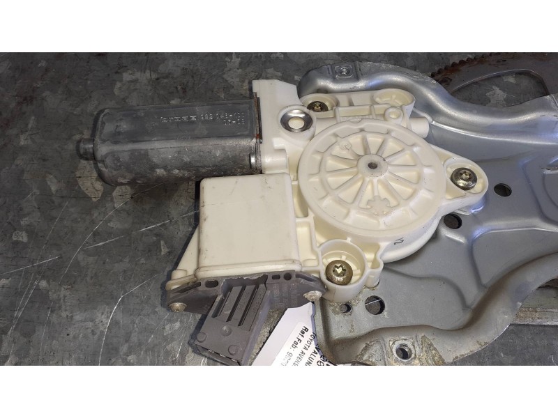 Recambio de elevalunas delantero derecho para toyota avensis berlina (t25) referencia OEM IAM 992046100 ELECTRICO CON MOTOR