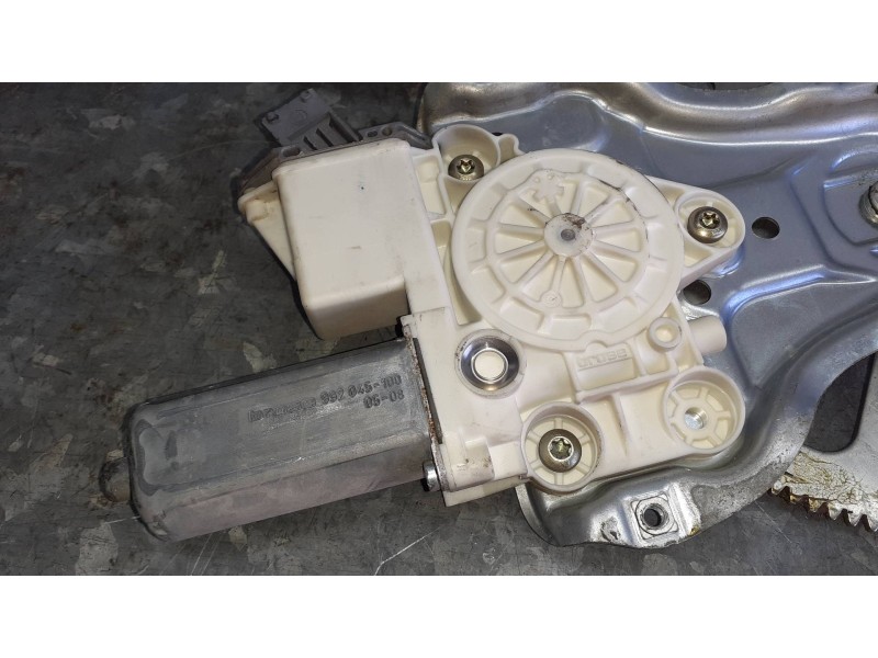 Recambio de elevalunas delantero izquierdo para toyota avensis berlina (t25) referencia OEM IAM 6982005050 ELECTRICO CON MOTOR