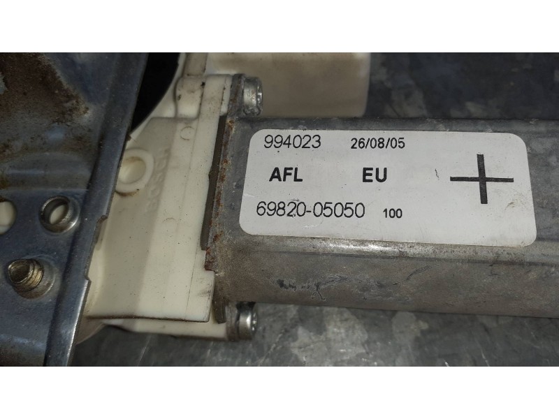 Recambio de elevalunas delantero izquierdo para toyota avensis berlina (t25) referencia OEM IAM 6982005050 ELECTRICO CON MOTOR