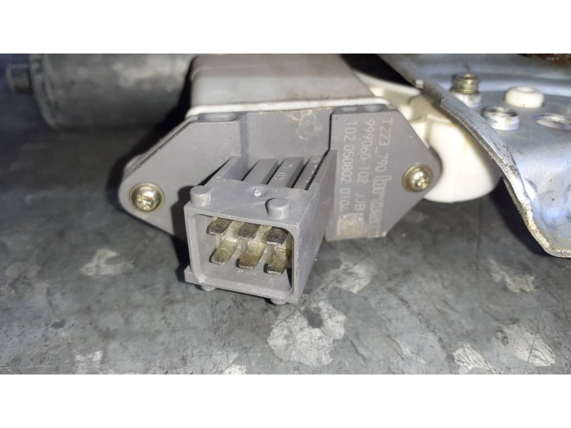 Recambio de elevalunas trasero derecho para toyota avensis berlina (t25) referencia OEM IAM 992045100 ELECTRICO CON MOTOR