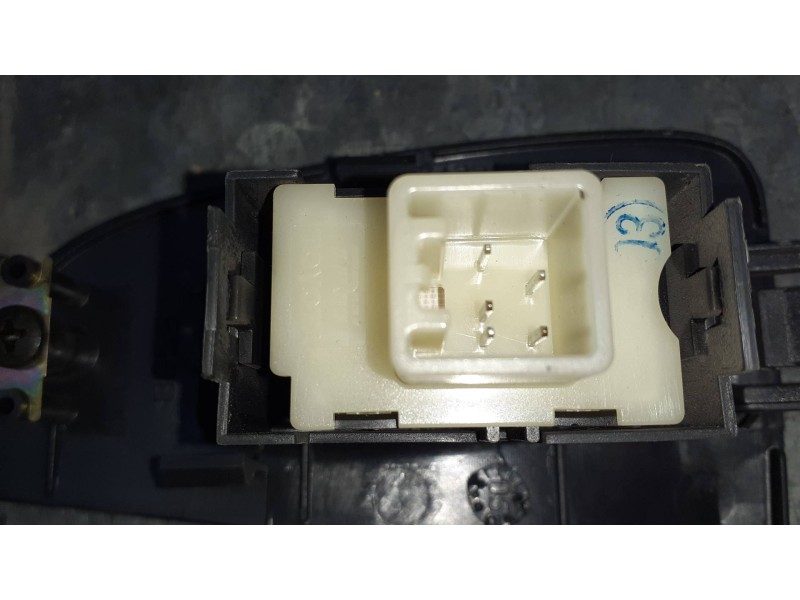 Recambio de mando elevalunas delantero derecho para toyota avensis berlina (t25) referencia OEM IAM 7423105140  